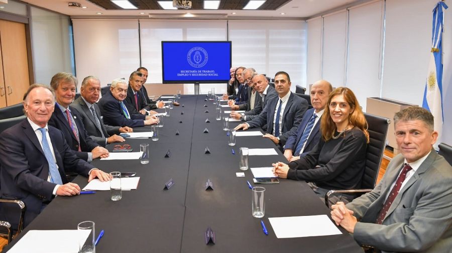 Reunión entre el secretario de Trabajo y el grupo de los 6