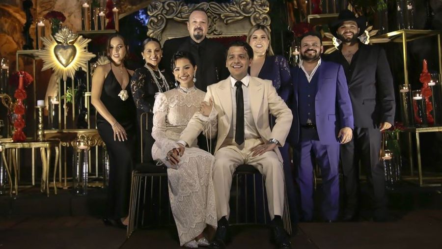 Angela Aguilar, Christian Nodal y sus familias en su casamiento