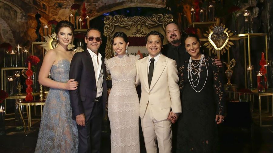 Angela Aguilar, Christian Nodal y sus familias en su casamiento