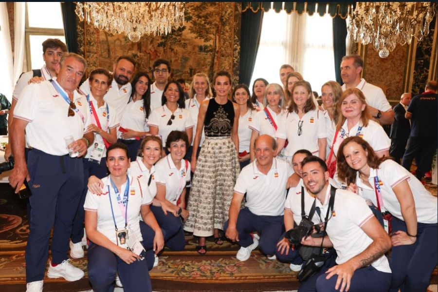 Letizia Ortiz y su delicado look de Dior para la visita a París, sede de los Juegos Olímpicos 2024