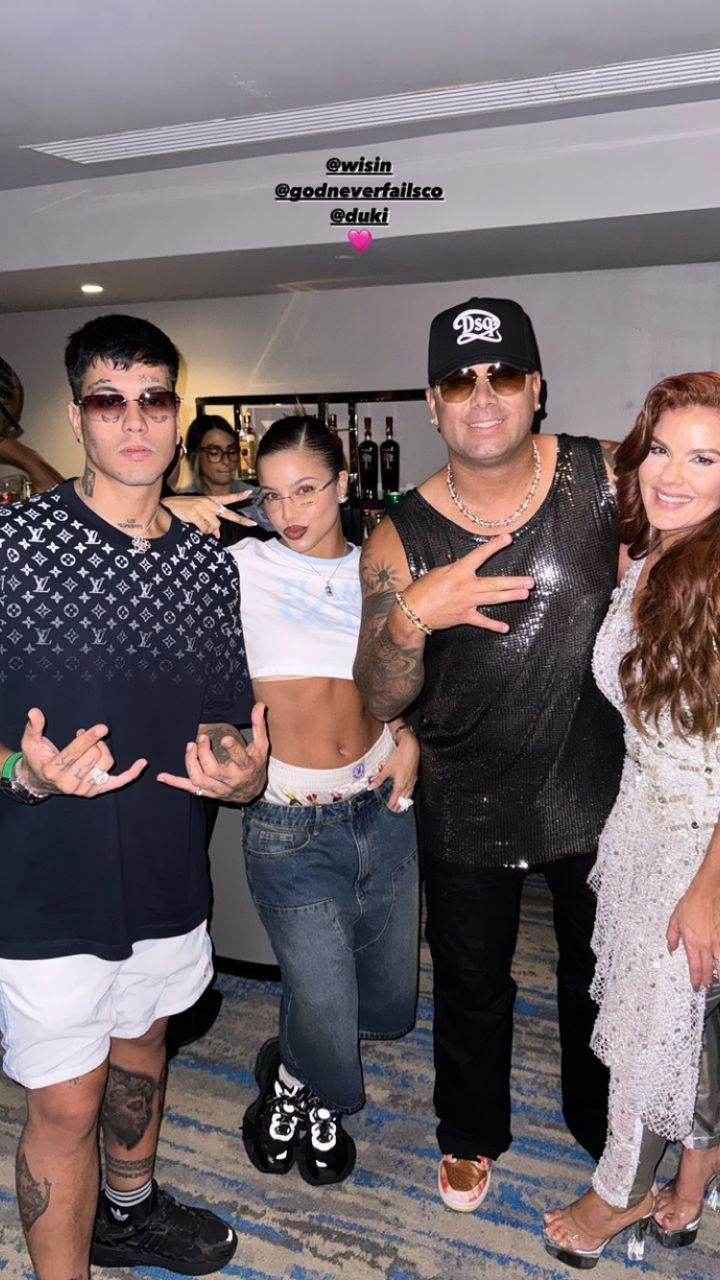 Emilia Mernes y Duki en el show de Wisin 