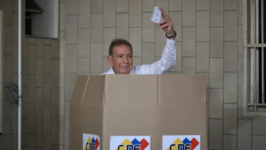 El candidato opositor Edmundo González Urrutia, votando en Venezuela.