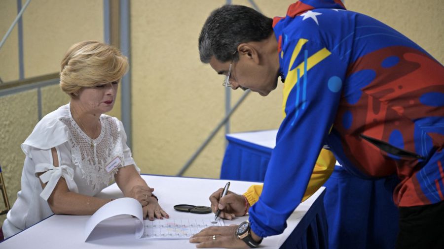 El presidente Nicolás Maduro, votando a primera hora en Venezuela.