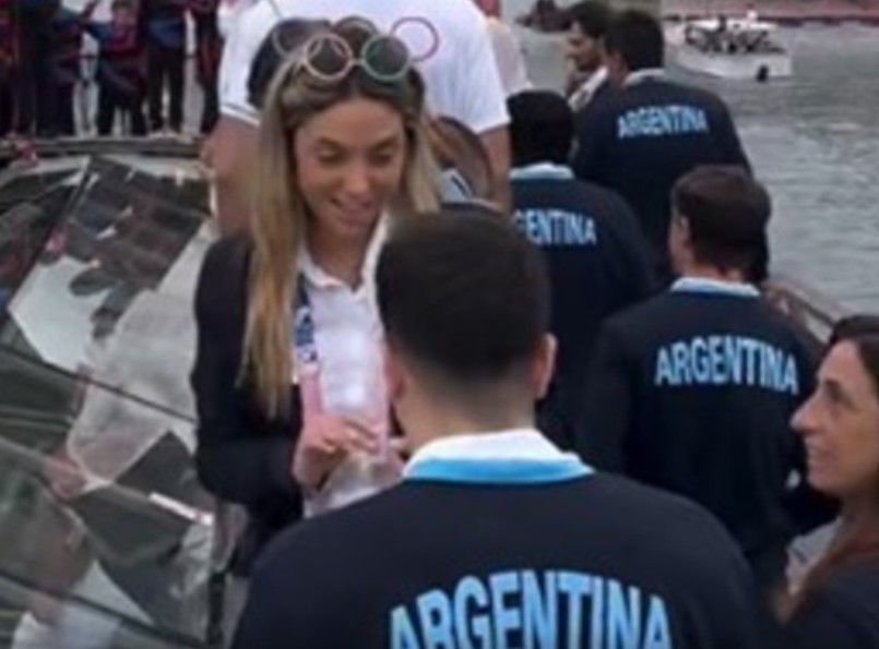 El video viral de un deportista que quiso conquistar a Sofía Martínez en la inauguración de los Juegos Olímpicos 