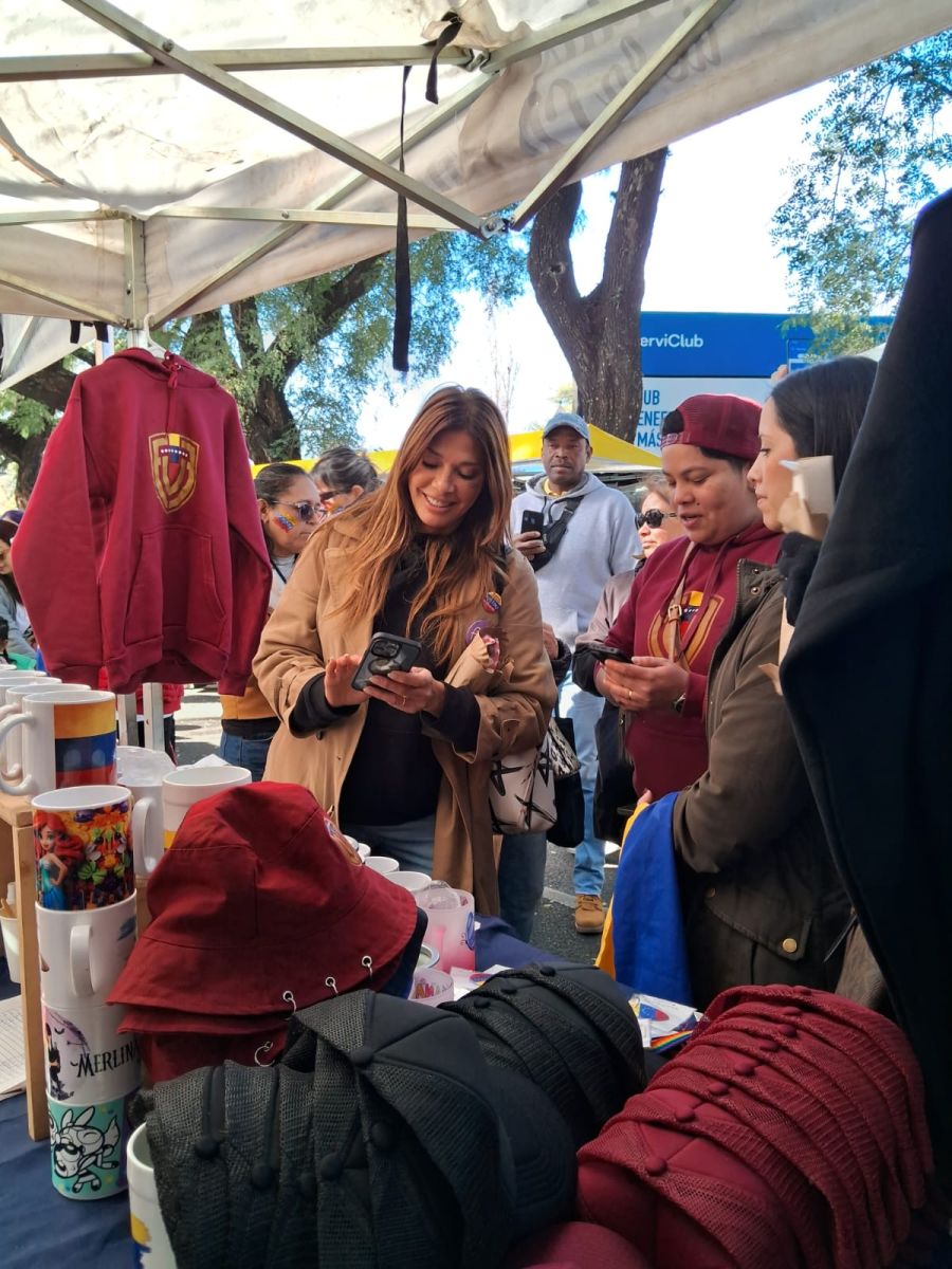 Venezolanos votando en la embajada de Buenos Aires