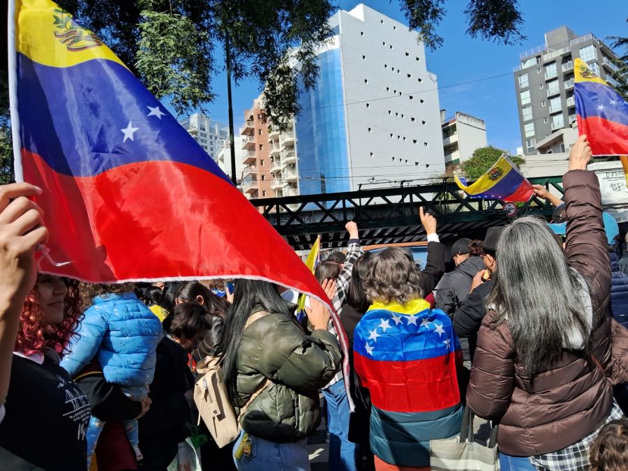 Venezolanos votando en la embajada de Buenos Aires