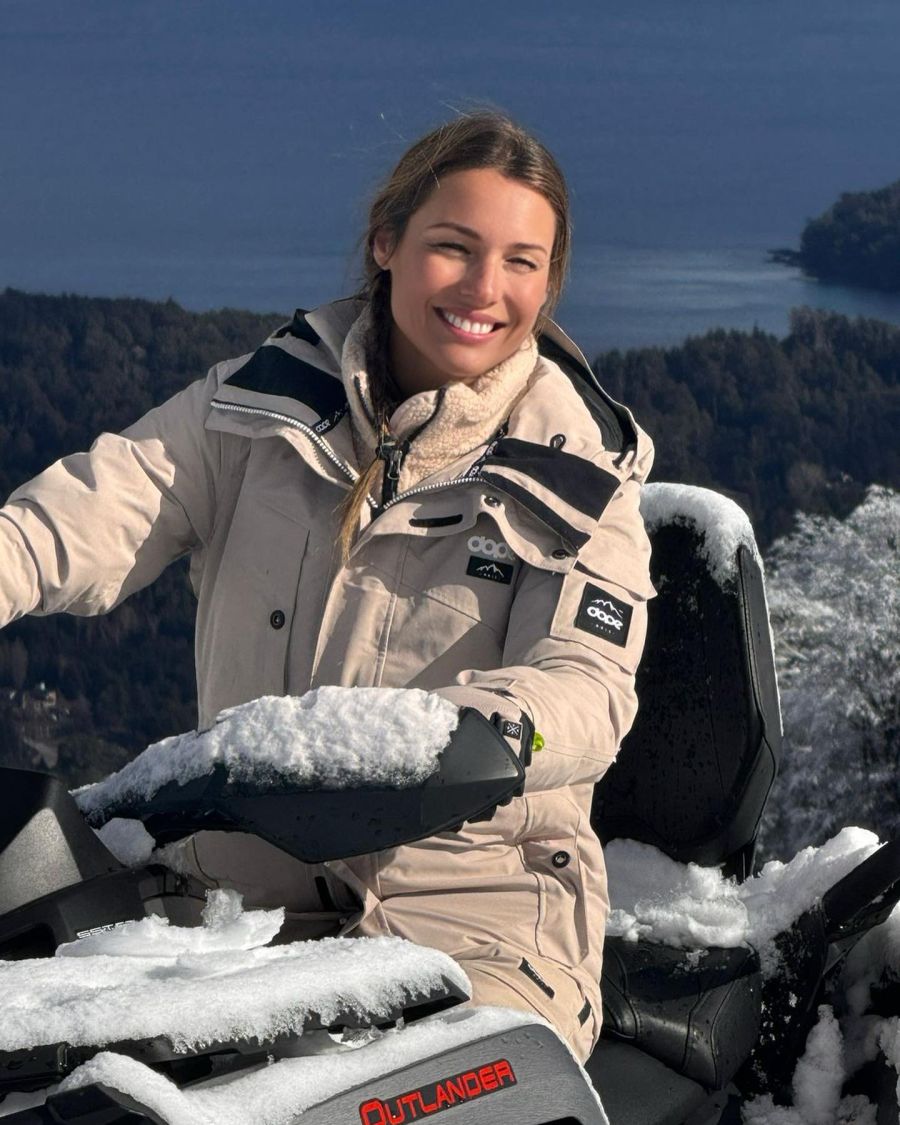 El lookazo de Pampita para la nieve en los tonos de la temporada	