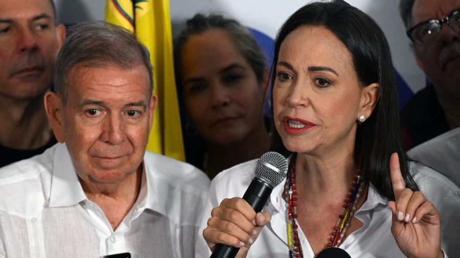 La líder opositora venezolana María Corina Machado junto al candidato presidencial opositor Edmundo González Urrutia