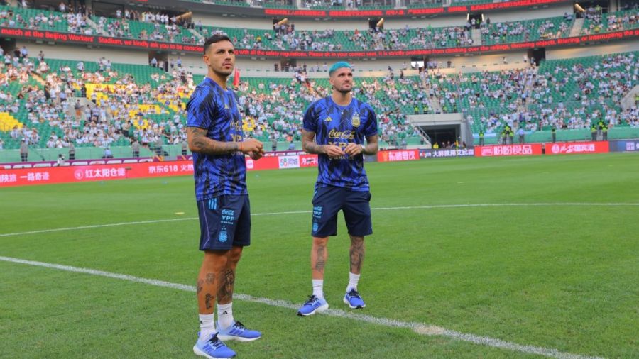 Leandro Paredes y Rodrigo De Paul comiendo caramelos