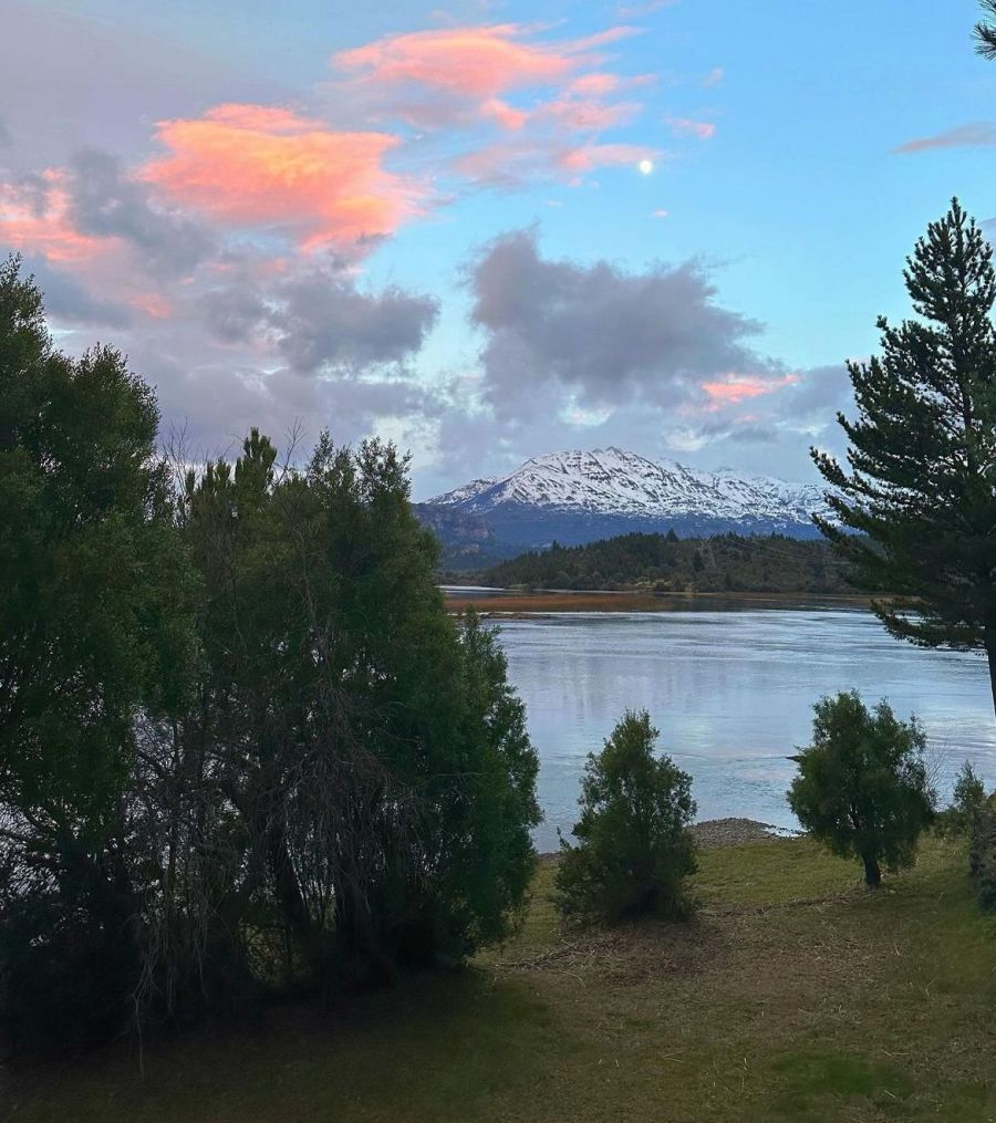 Las mejores fotos de las vacaciones Jimena Barón junto a Momo en Chubut