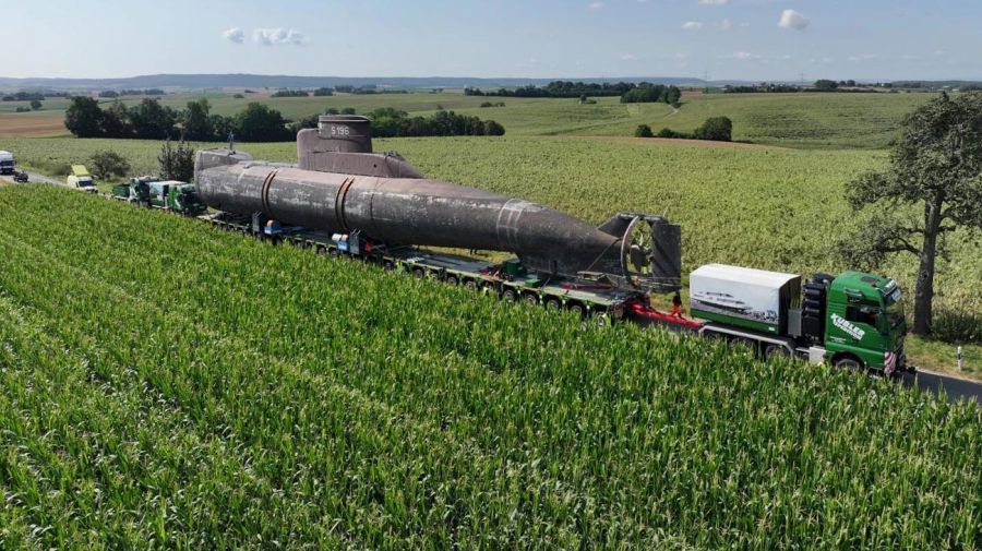 Submarino navega por la ciudad