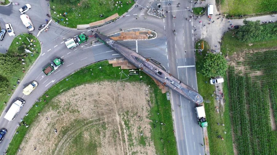 Submarino navega por la ciudad