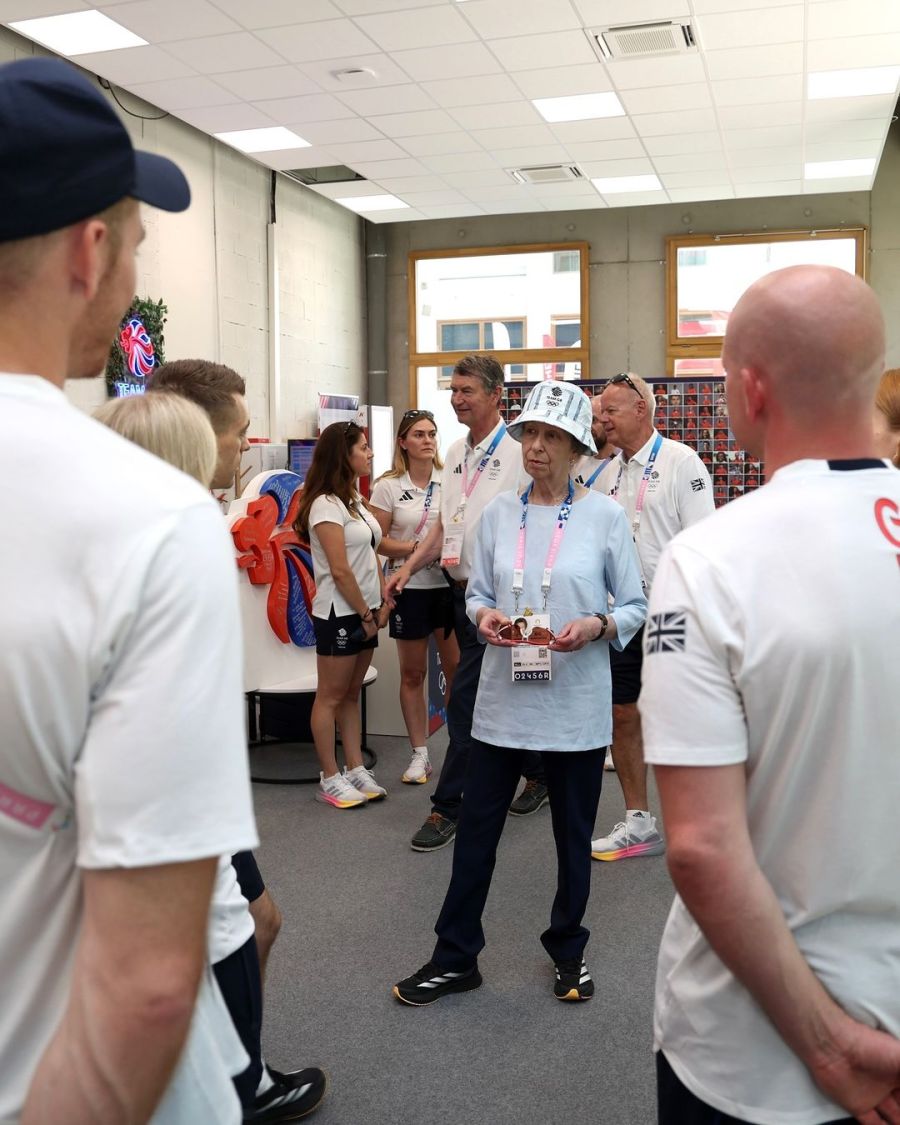 Con el accesorio tendencia, la princesa Ana lució un canchero look sport en los Juegos Olímpicos 2024 