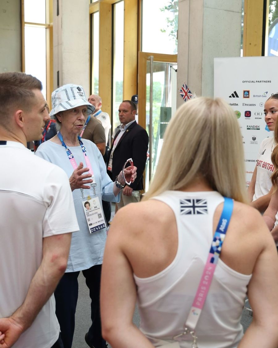 Con el accesorio tendencia, la princesa Ana lució un canchero look sport en los Juegos Olímpicos 2024 