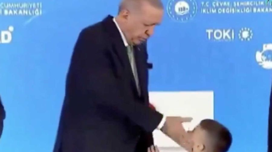 Erdogan cacheteando un nene 