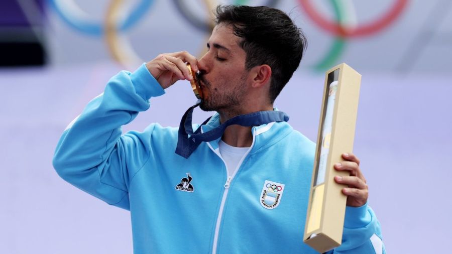 José El Maligno Torres con la medalla de Oro en París 2024