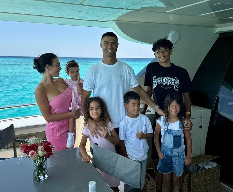 Cristiano Ronaldo y Georgina Rodriguez junto a su familia