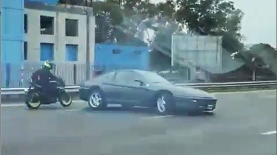 Una Ferrari 456 GT fue registrada realizando estas maniobras sobre la avenida Lugones