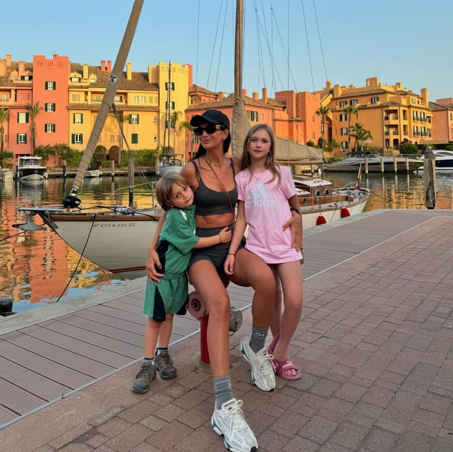 Las fotos de las minis vacaciones de Zaira Nara con sus hijos en España