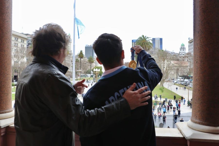 El "Maligno" junto a Milei enseñando la medalla olímpica en el balcón de la Casa Rosada. 