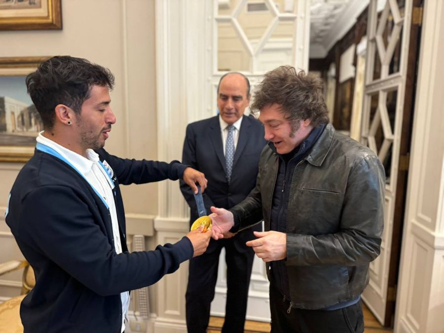 Milei y su recibimiento al "Maligno" tras su conquista en París 2024. 