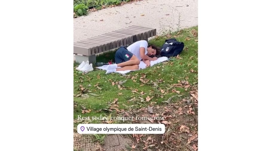 Thomas Ceccon durmiendo en una plaza