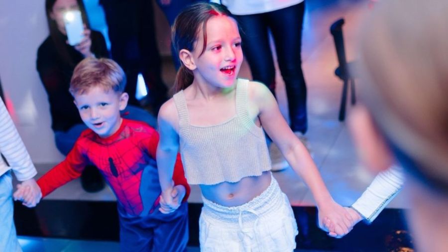 Pollera con volados y botas, el mini look canchero de Francesca De Paul para el cumpleaños de su hermano