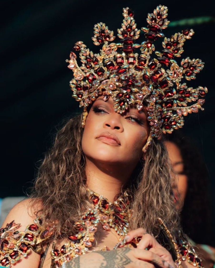 Rihanna arrasa en el carnaval de Barbados y reivindica sus raíces con una diseñadora autóctono