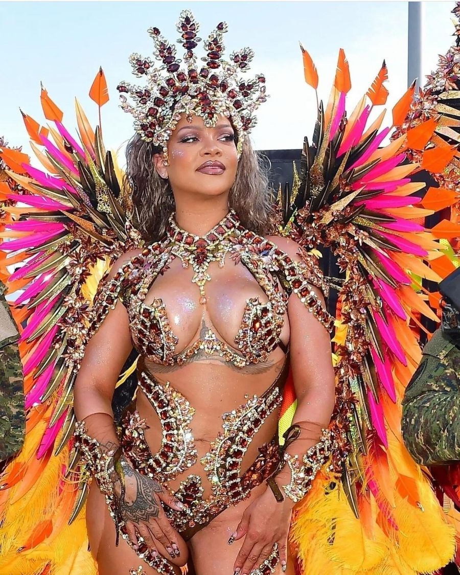 Rihanna arrasa en el carnaval de Barbados y reivindica sus raíces con una diseñadora autóctono