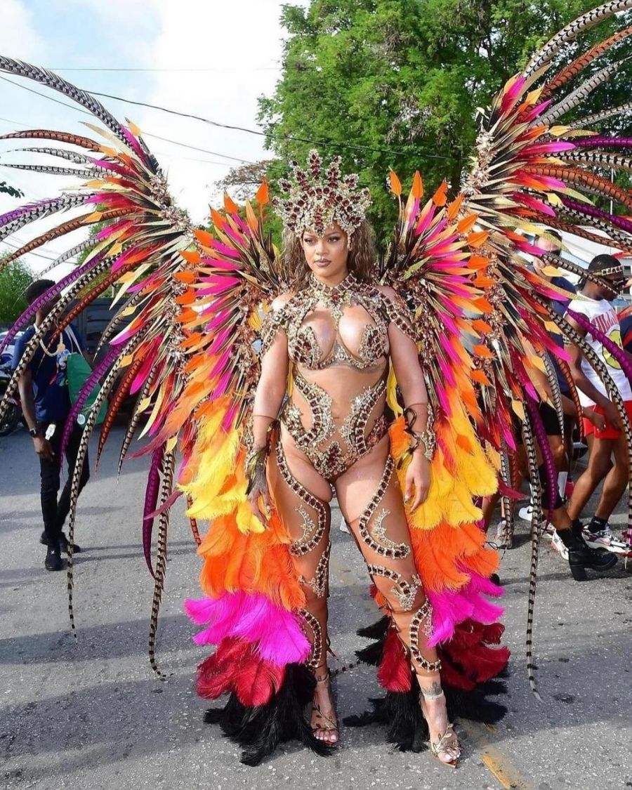 Rihanna arrasa en el carnaval de Barbados y reivindica sus raíces con una diseñadora autóctono