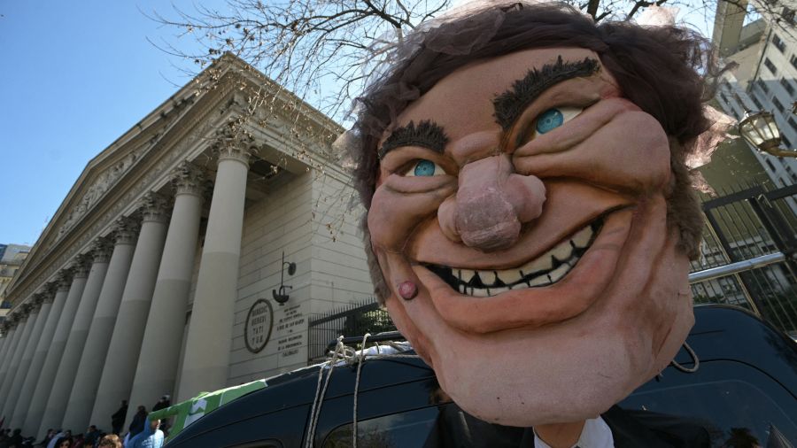 Fotogaleria Un muñeco que representa al presidente argentino Javier Milei es visto junto a la Catedral de Argentina en la Plaza de Mayo, donde los manifestantes se reúnen contra el gobierno de Milei