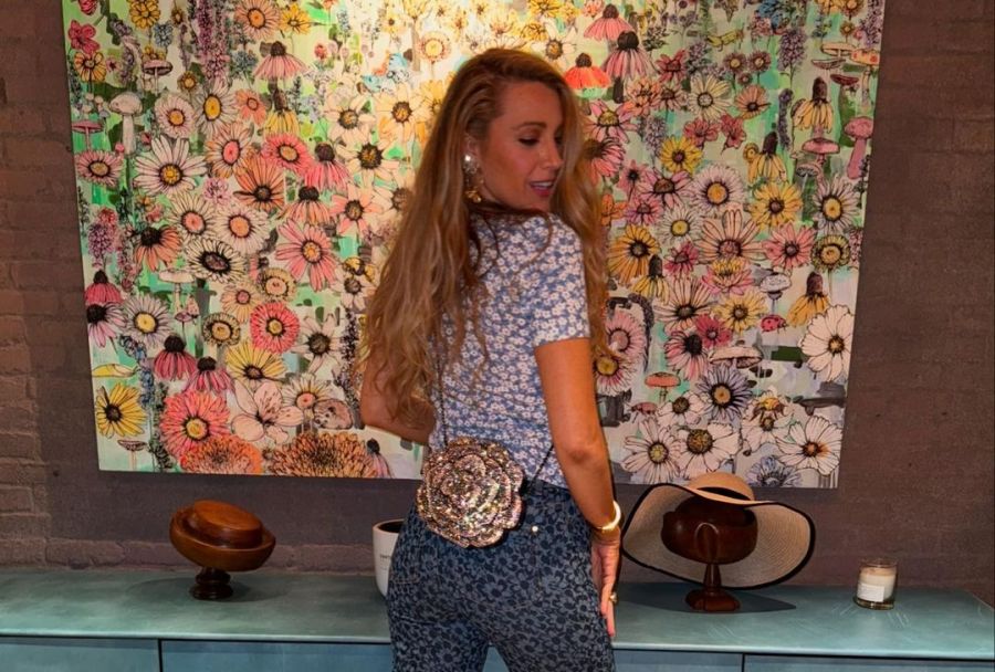 Blake Lively sorprende con su look de jeans florales