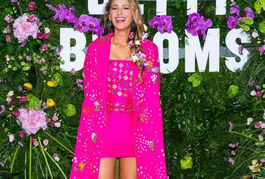 Blake Lively sorprende con su nuevo look floreal