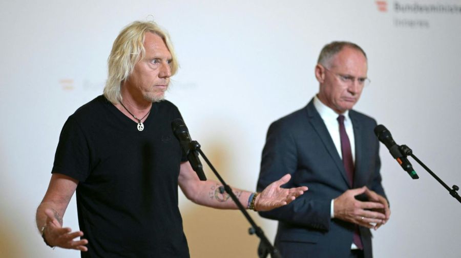 El organizador de conciertos Ewald Tatar (izquierda) de Barraccuda Music y el ministro del Interior de Austria Gerhard Karner