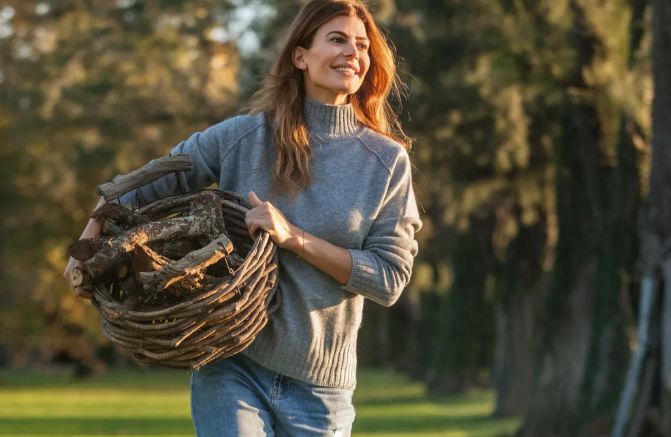 Juliana Awada con sueter gris