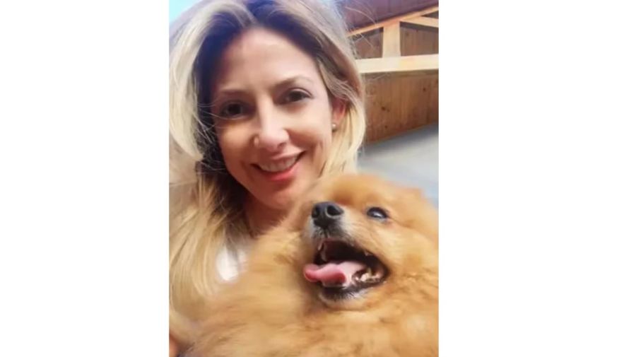 Fabiola Yañez junto a su perro Calabaza