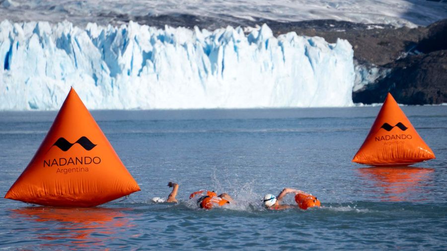 Fotogaleria Nadadores compiten durante la Copa del Mundo de Natación de Invierno frente al Glaciar Perito Moreno en el Parque Nacional Los Glaciares en El Calafate, provincia de Santa Cruz, Argentina