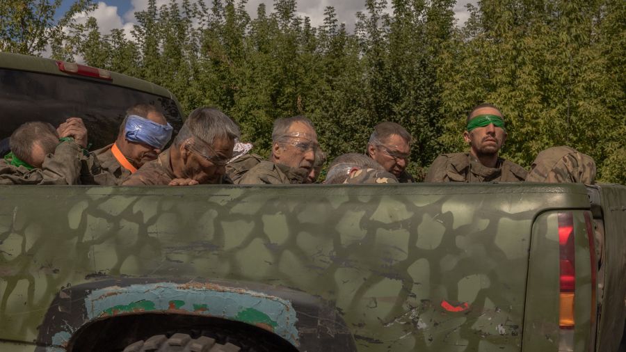 Fotogaleria Un vehículo militar ucraniano avanza desde la frontera con Rusia con hombres con los ojos vendados y uniformes militares rusos en la región de Sumy, en medio de la invasión rusa de Ucrania