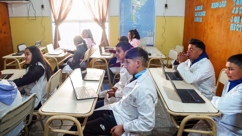 Aula con computadoras en las escuelas rurales