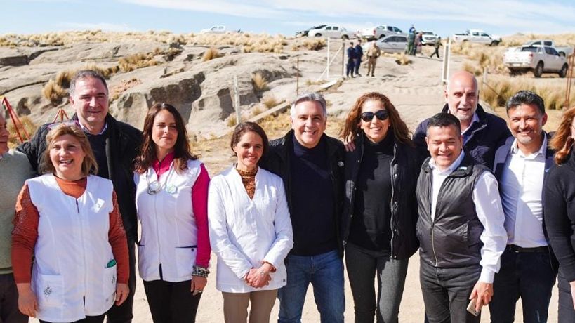 Llaryora con las directoras de las escuelas de Alta Montaña