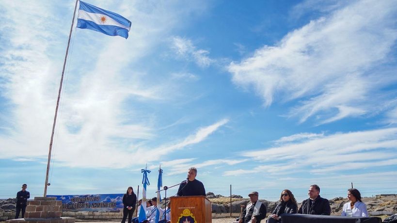 Llaryora en las escuelas de Alta Montaña