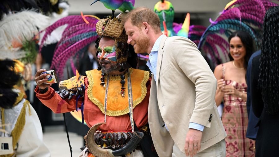 Fotogaleria El príncipe Harry, duque de Sussex, posa para una selfie con un artista mientras su esposa Meghan observa durante una visita al Centro Nacional de las Artes en Bogotá, Colombia