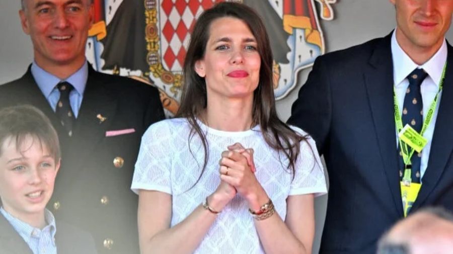 Charlotte Casiraghi look de oficina