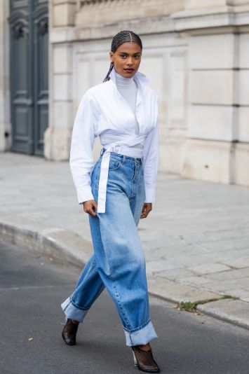 Jeans baggy con camisa o remera blanca