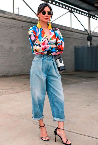 Jeans baggy con remera con volados