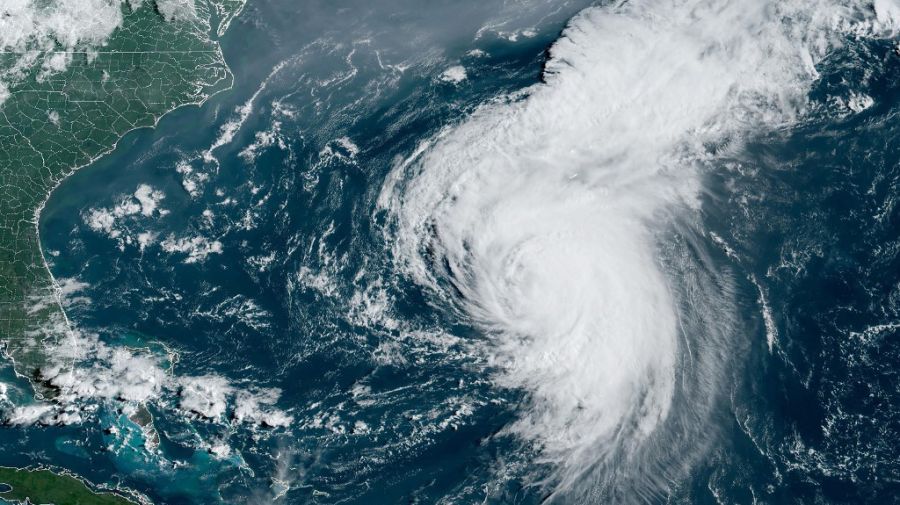 El huracán Ernesto, a punto de azotar a Bermuda.