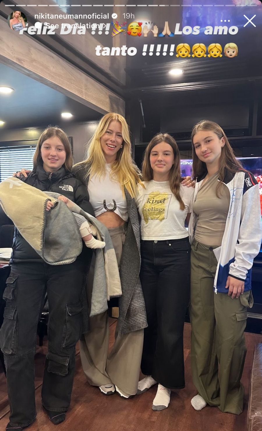 Nicole Neumann y sus hijas en el dia del niño