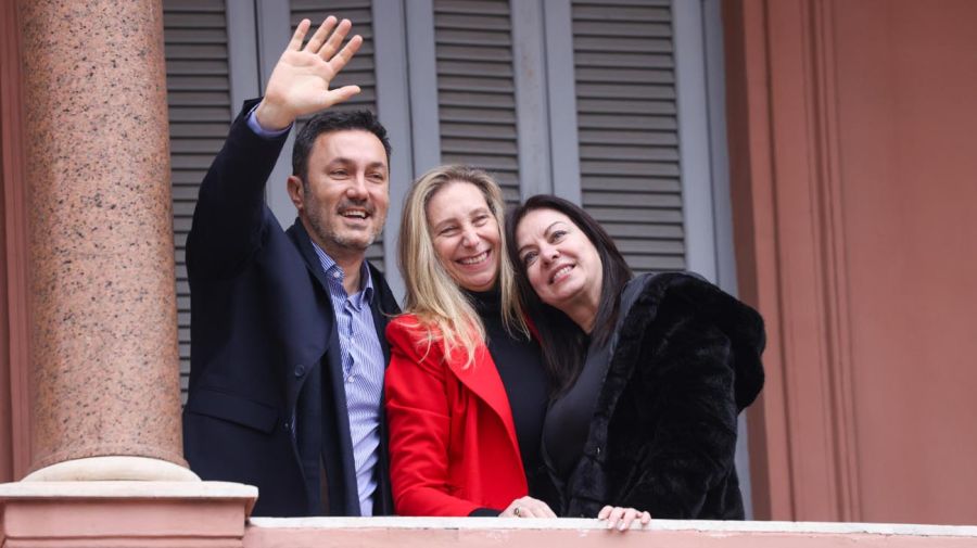 Karina Milei, Luís Petri y Sandra Pettovello en el Balcón de Casa Rosada