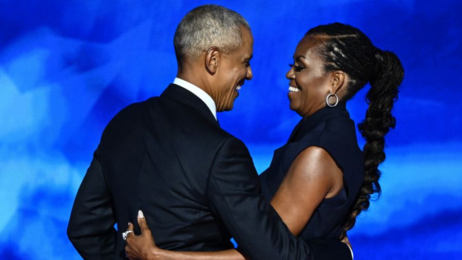 Fotogaleria El expresidente de Estados Unidos, Barack Obama, abraza a su esposa y exprimera dama, Michelle Obama, después de que ella lo presentara