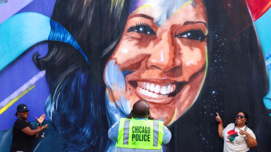 Fotogaleria Un policía de Chicago toma una fotografía de personas posando ante un mural de la candidata presidencial demócrata y vicepresidenta de Estados Unidos, Kamala Harris